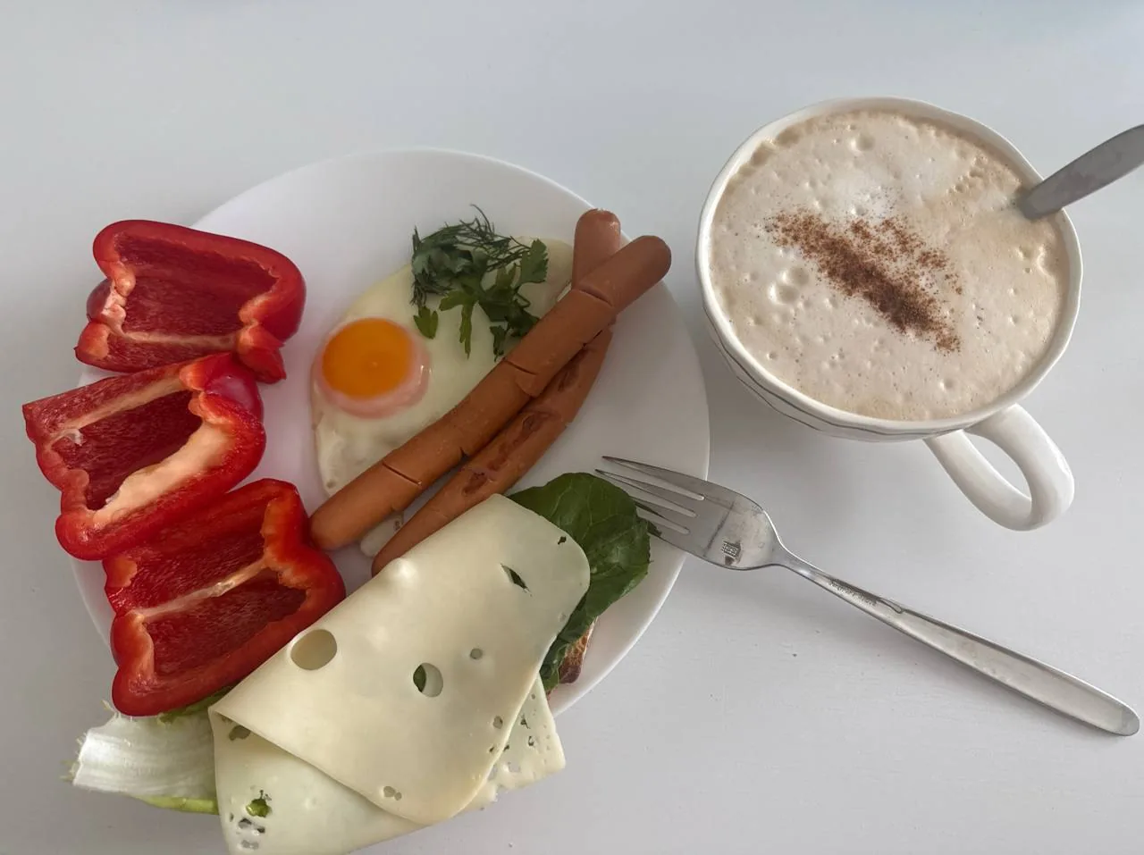 Завтрак с яйцом, сосисками, сыром и овощами как пример белкового приема пищи