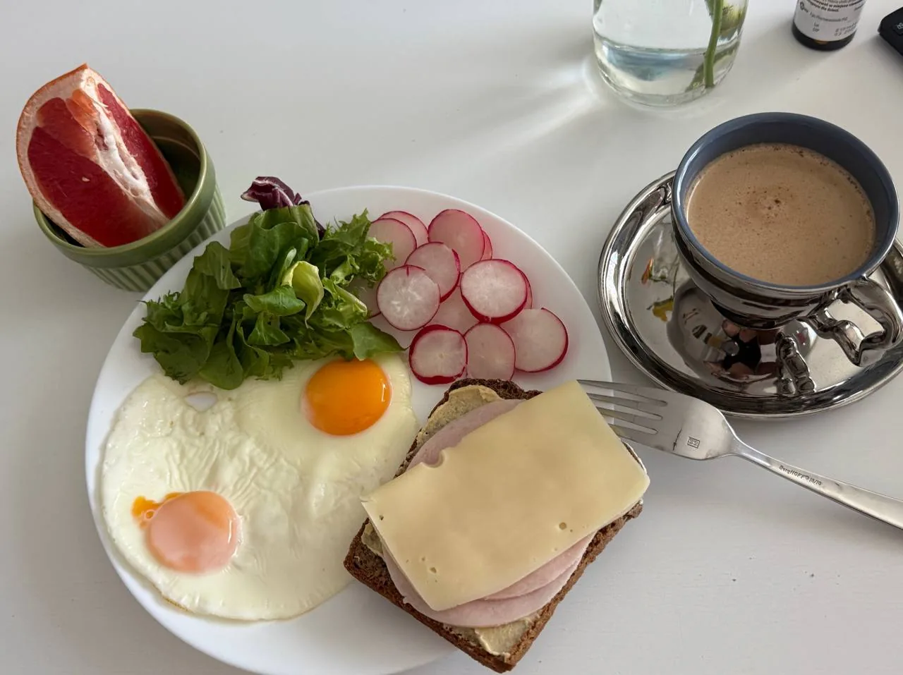 Сбалансированный завтрак с яйцами, овощами и тостом как пример питания при проблемах с щитовидной железой