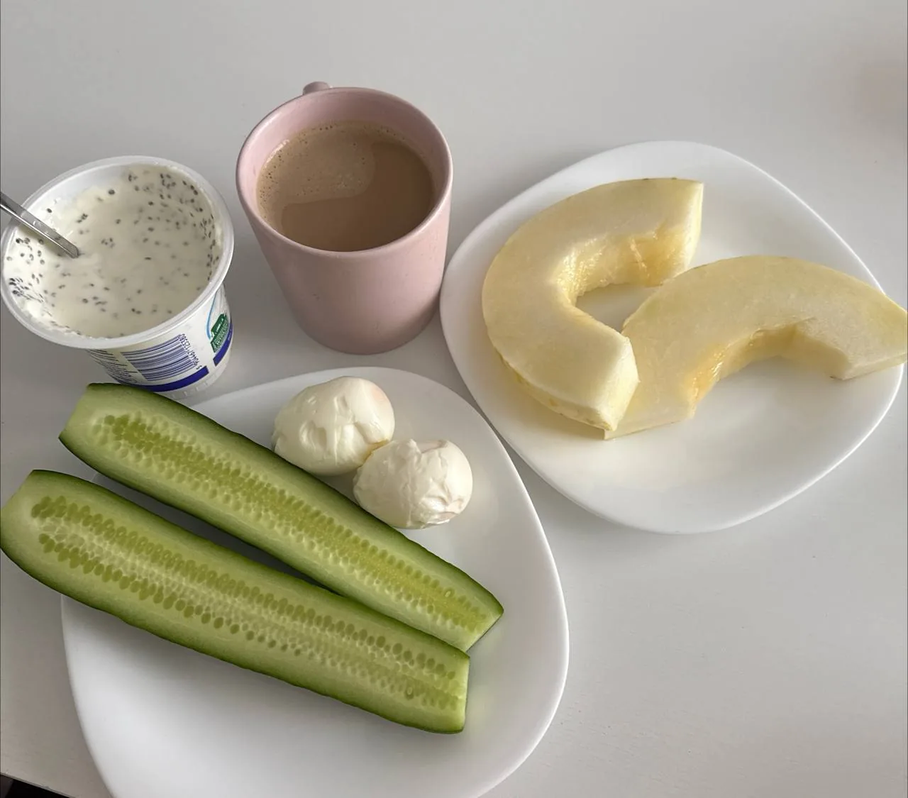 Тарелка с полезным перекусом: овощи, сыр, йогурт и фрукты как пример сбалансированного питания при инсулинорезистентности